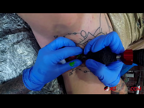 ❤️ Extreem getatoeëerde hottie Sully Savage kreeg een tatoeage op haar clitoris Harde porno at porn nl.rassadakubani.ru ﹏